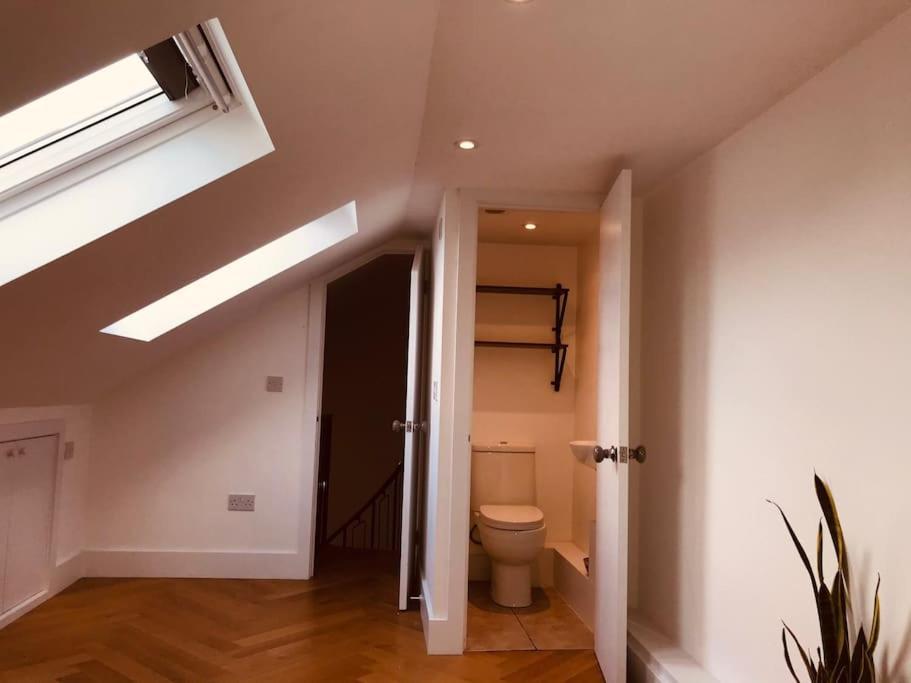 Stylish New Listing! Free Parking, Trendy Location London Exterior photo