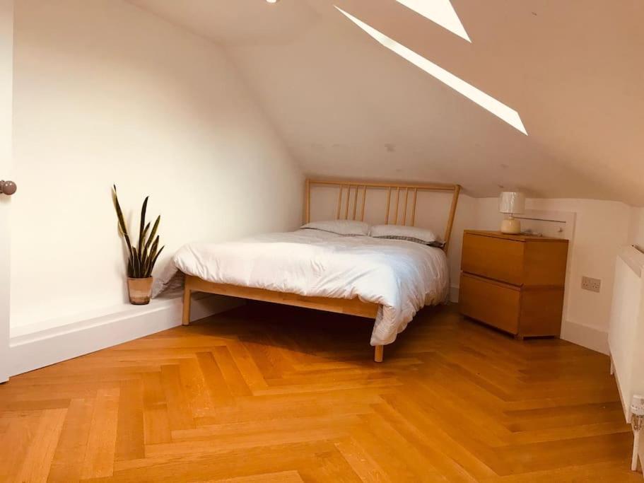 Stylish New Listing! Free Parking, Trendy Location London Exterior photo
