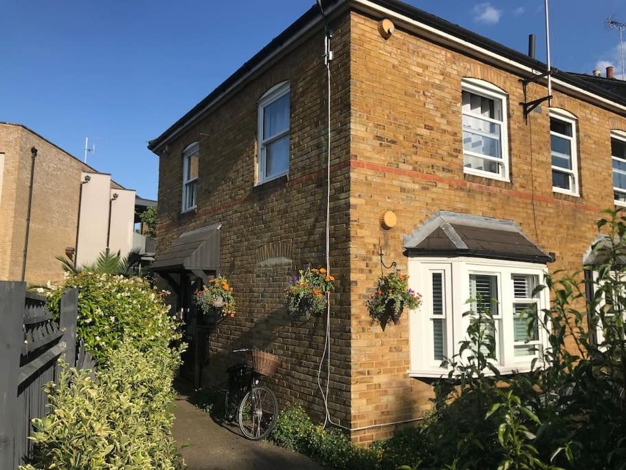 Stylish New Listing! Free Parking, Trendy Location London Exterior photo